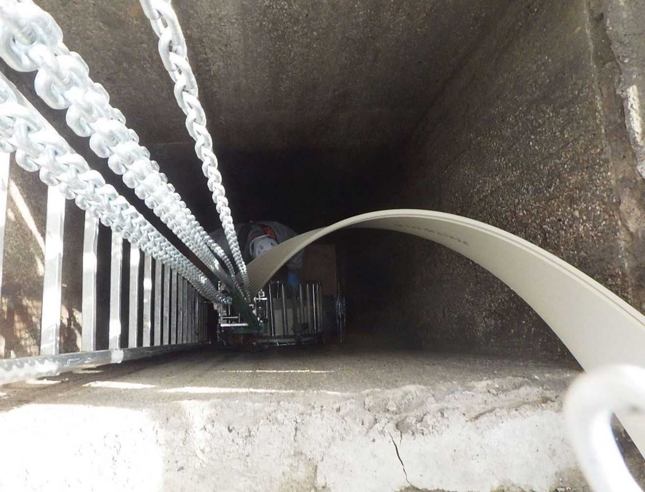 SWP-Evoloc-Wickelrohrverfahren mit Stegprofil aus PVC-U. Nach dem Zusammenbau des Korbes erfolgt die Wickelung des Profilbandes zum Rohr unten im Schacht. Foto: Geiger Unternehmensgruppe