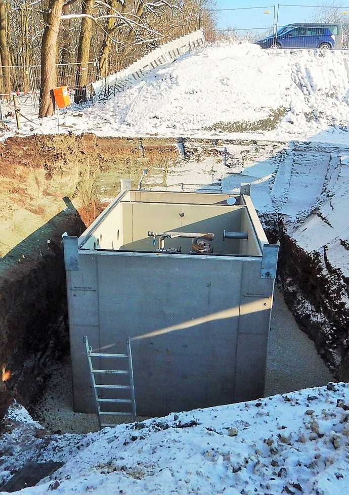Kubischer Doppelpack: Die zur Hochschule Coburg gelieferte Pumpstation fördert Abwässer aus einem Gebäudekomplex, einem Prüfstand für Kraftstoffe sowie dem neuen Parkdeck zum höher gelegenen Kanal. | Foto: Mall