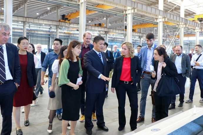 Die Geschäftsführung der Huber Environmental Technology (China) Co., Ltd. führte die Bundesumweltministerin durch die Produktion. | Foto: Huber SE