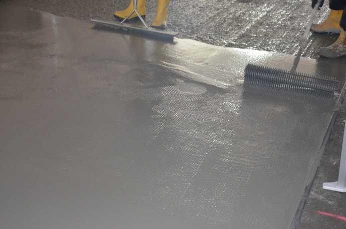 Der schnell abbindende Verlaufsmörtel wird geglättet. Die Fläche lässt sich noch am selben Tag benutzen. | Foto: Collomix