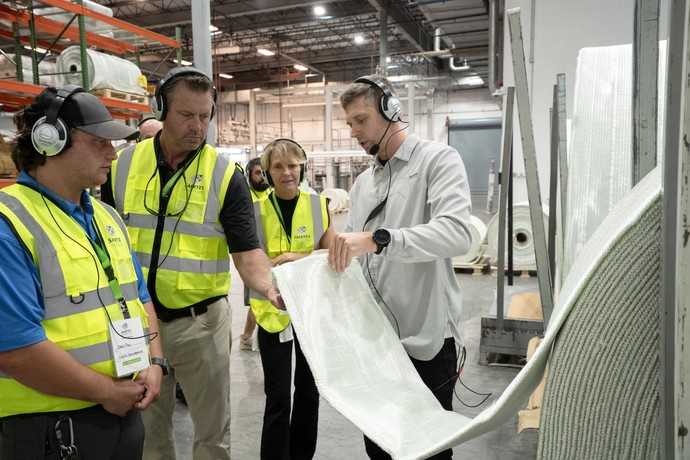 Erstmals konnten die Gäste einen Blick in die neuen Gebäude werfen und haben dafür Führungen durch die neuen Produktions- und Lagerhallen erhalten. | Foto: Saertex multiCom