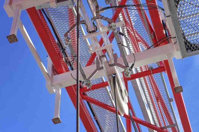 Das zuschaltbare Assistenzsystem HiSPS arbeitet mit akkubetriebenen Sensoren an Laufkatze und Unterflasche des Kranhakens. Diese erkennen die Bewegungen des Seils und passen die Bewegung und Geschwindigkeit von Drehwerk und Laufkatze automatisch daran an. | Foto: Wolffkran