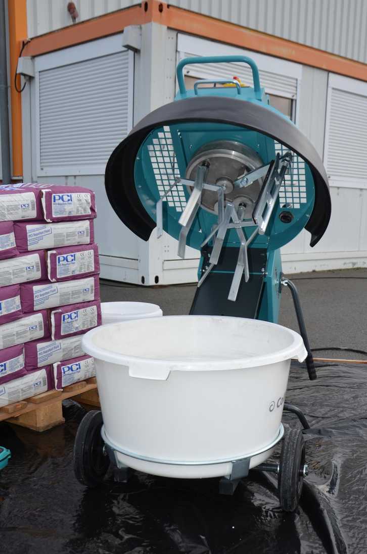 Der Collomix Zwangsmischer XM 3 mit zwei Mischwerkzeugen | Foto: Collomix