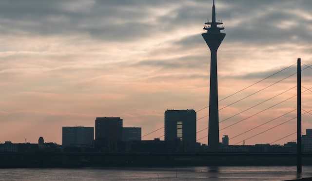 Das Land NRW will seiner Verpflichtung nachkommen, um Geflüchteten bis zur Beendigung der Wohnverpflichtung unterzubringen und damit Obdachlosigkeit zu vermeiden.