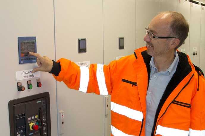 Horst Wagner zeigt: Über das Energiemanagement-System werden die einzelnen Komponenten der Kläranlage so gesteuert, dass die Anlage netzdienlich arbeitet. | Foto: Güteschutz Kanalbau