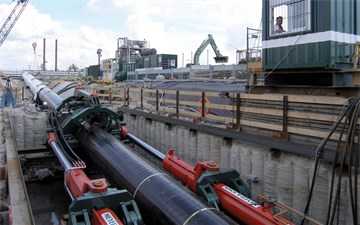 Pipe Thruster mit Steuercontainer und im Hintergrund die Separieranlage. Foto: EWE Netz