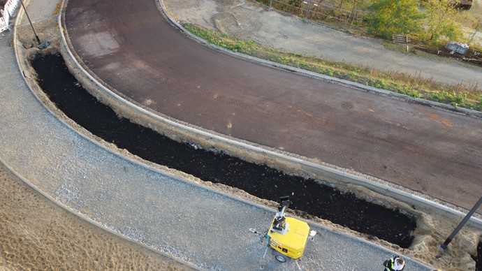Im Zuge des Bauvorhabens „Ersatzneubau Strombrückenzug Magdeburg“ werden mit der von Kriewald entwickelten Bauweise Alleen-Bäume gepflanzt. | Foto: Kriewald 2023