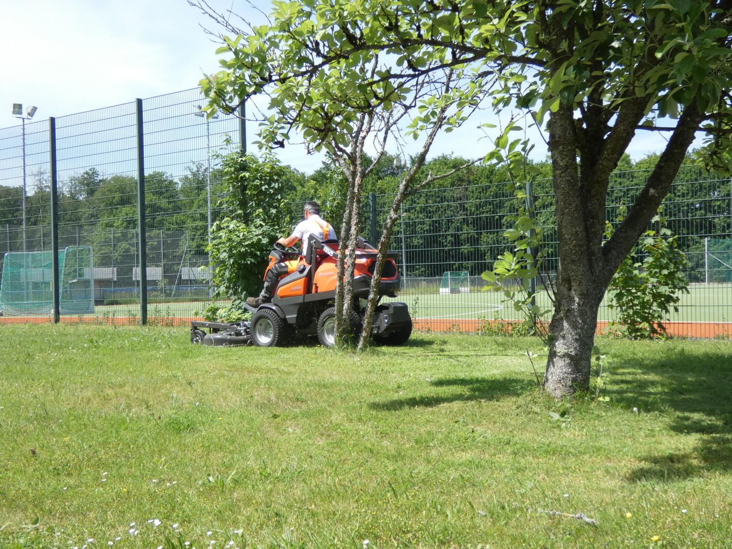 Aufsitzrasenmäher für den Einsatz im GaLaBau und in Kommunen 
