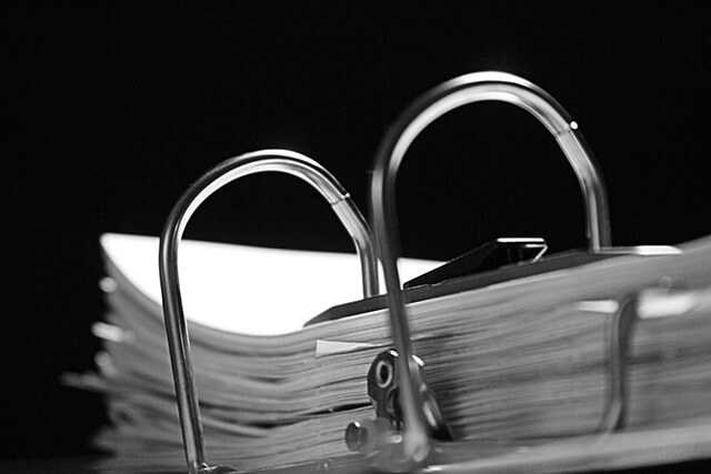 Aktenordner mit Brille