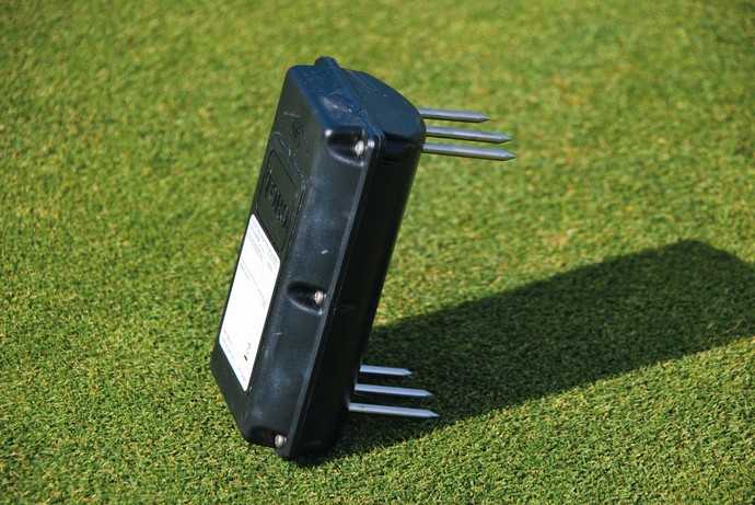 Der Bodensensor „TurfGuard" misst Feuchtigkeit, Temperatur und Salzgehalt einmal knapp unterhalb der Grasnarbe und nochmal 12,5 cm tiefer. | Foto: Toro