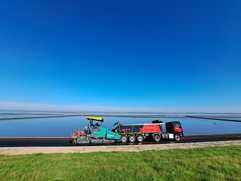 Tüchtig Asphalt am schrägen Deich