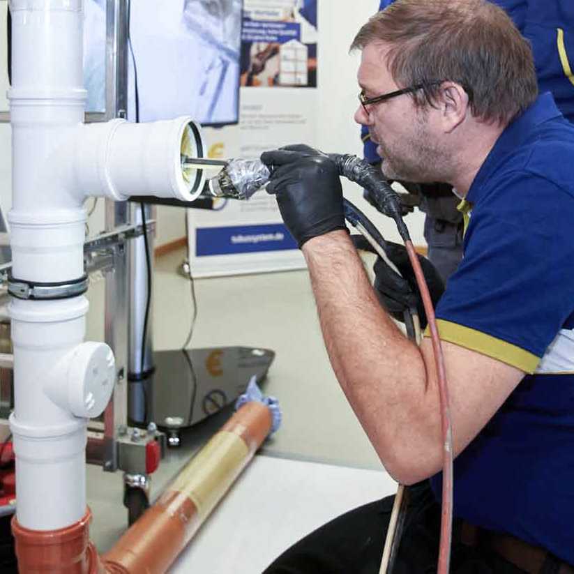 Über vorhandene Öffnungen wird das Reaktionsharz in flüssigem Zustand auf die Rohrinnenwand gesprüht. | Foto: Tubus