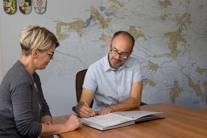 Geschäftsleiter Horst Wagner im Gespräch mit Kerstin Wellhöner, beide Kanalisations-Zweckverband „Schwarzachgruppe“. | Foto: Güteschutz Kanalbau