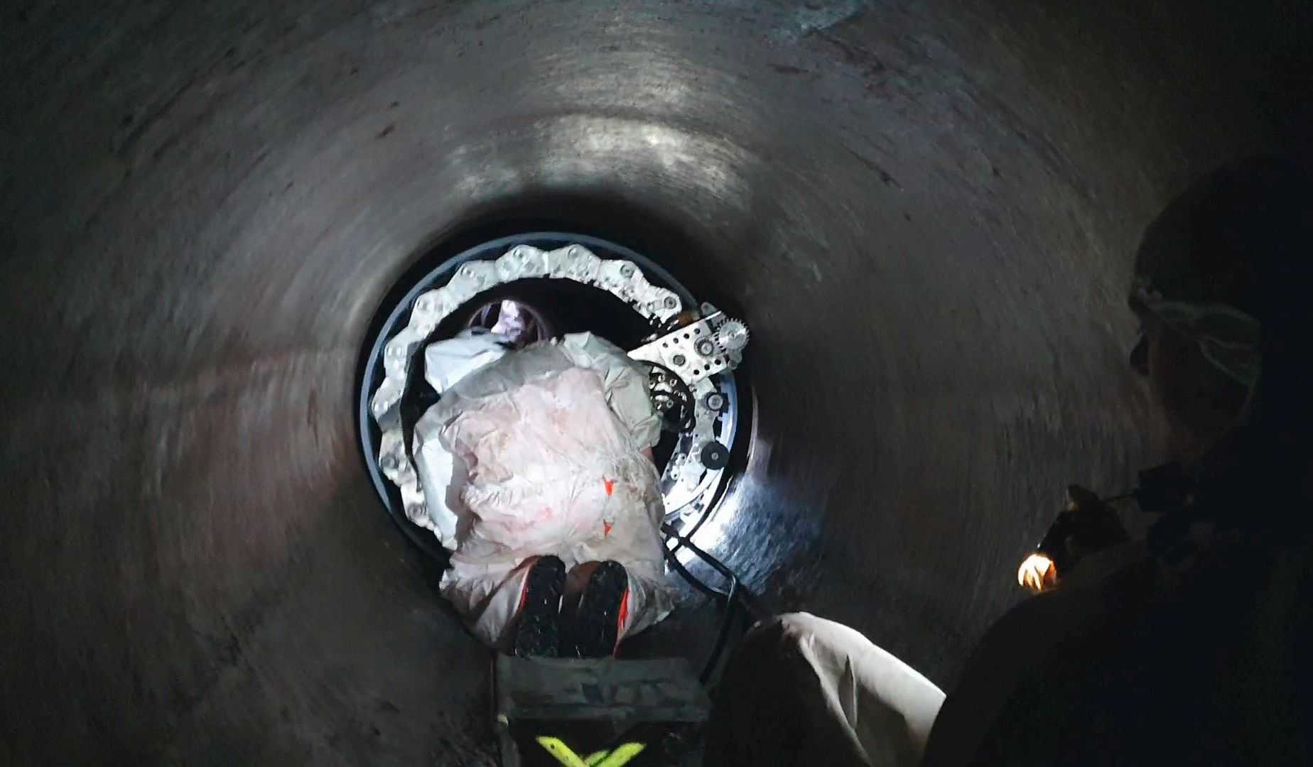 SPR-TM-Verfahren. Die Wickelmaschine bewegt sich in Sanierungsrichtung durch den Kanal und wickelt nachlaufend das Rohr als Inliner. Foto: Swietelsky-Faber Kanalsanierung